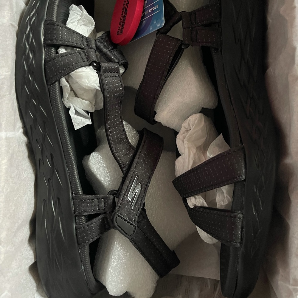 New Skechers sandals go walk on the go 600